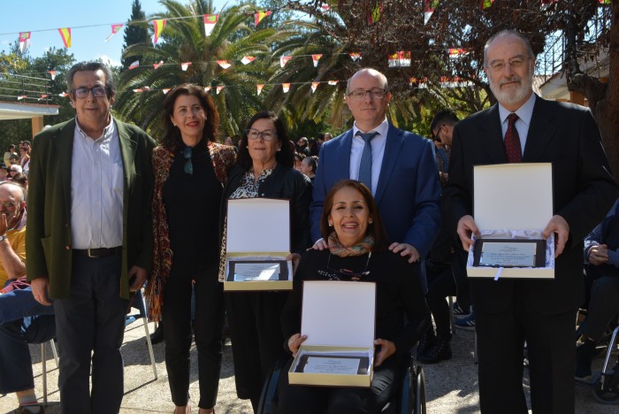 Imagen de Elvira Manzaneque y José María Vallejo con los trabajadores que han recibido una placa