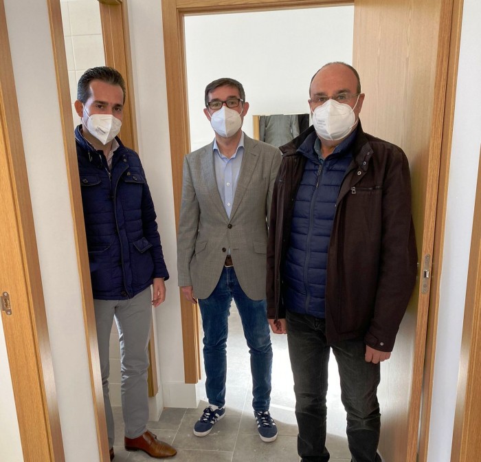 Fernando Muñoz en los vestuarios de la piscina de Oropesa