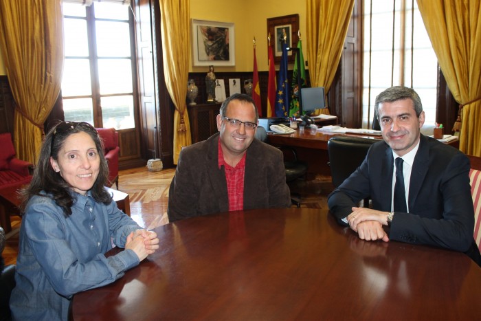 Imagen de Álvaro Gutiérrez junto al alcalde de Burujón, Juan José Torres, y la teniente de alcalde