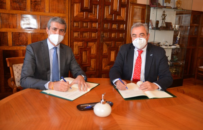 Álvaro Gutiérrez y Juan Carlos Santos en la firma del convenio