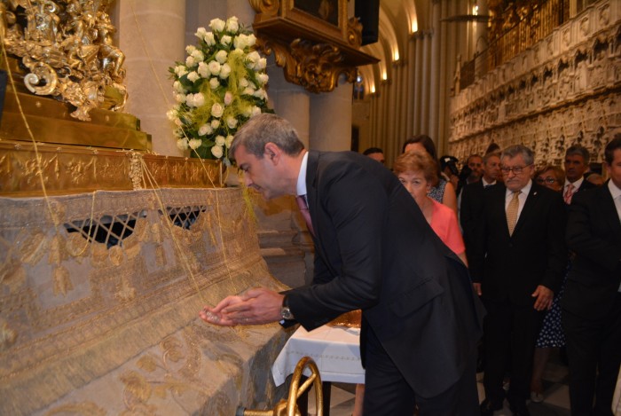 Álvaro Gutiérrez besa la medalla de la Virgen