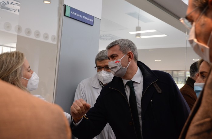 Imagen de Álvaro Gutiérrez saludando a profesionales del centro de salud