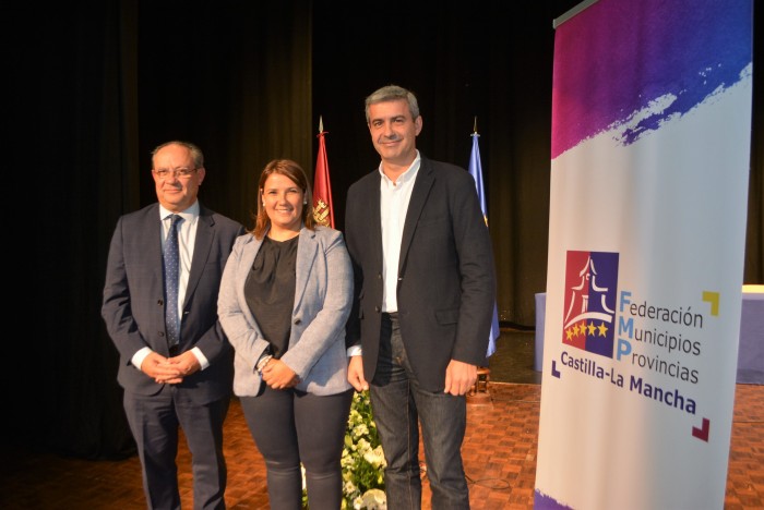 Álvaro Gutiérrez con la nueva presidenta de la FEMP, Tita García Élez, y el consejero de Hacienda