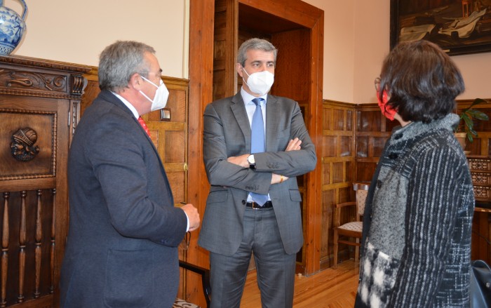 Imagen de Álvaro Gutiérrez y Juan Carlos Santos antes de la firma del convenio