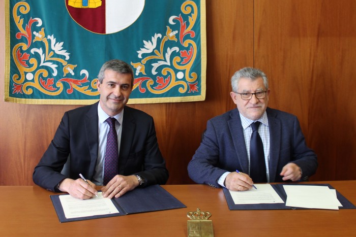 Álvaro Gutiérrez y Ángel Felpeto durante la firma del convenio