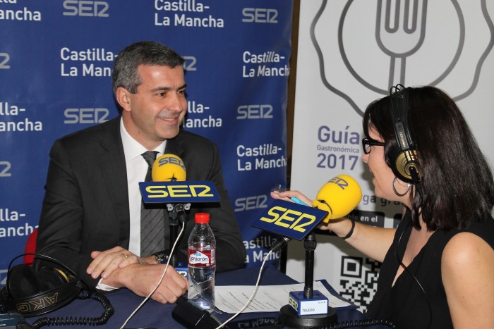 Álvaro Gutiérrez con Juncal Roldán en la entrevista que la SER le hacía en el Maratón de Donación