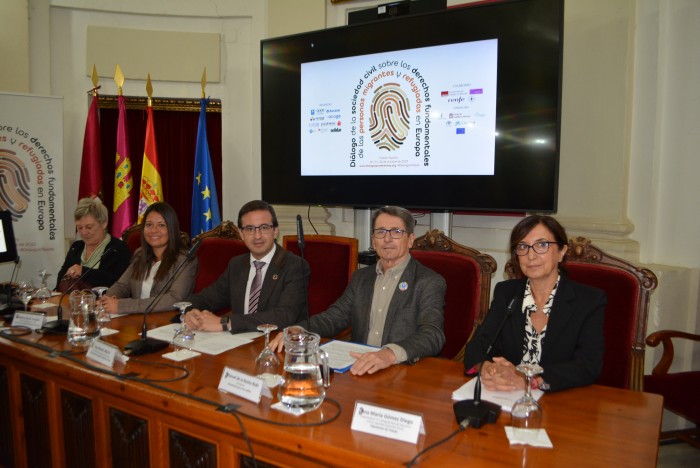 Ana Gómez en la mesa presidencial