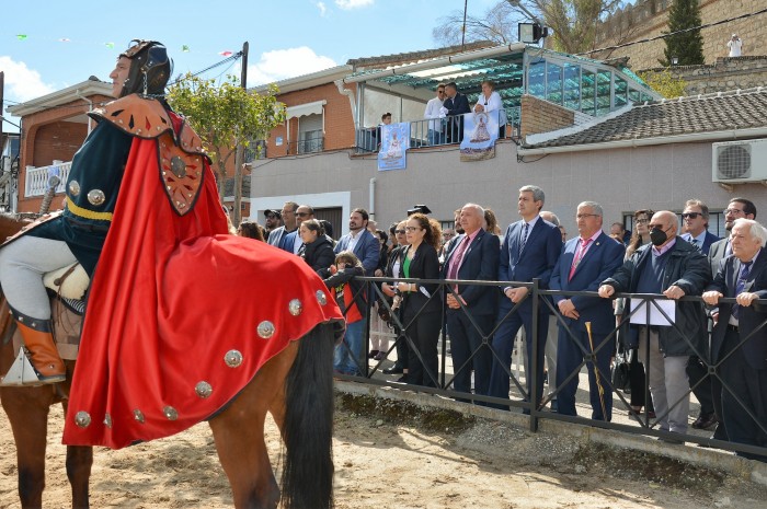 Álvaro Gutiérrez y los alcaldes y alcaldesas durante la representación