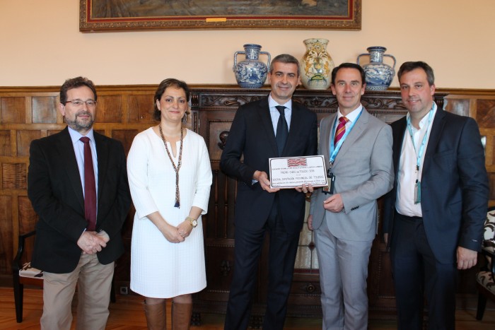 Imagen de Álvaro Gutiérrez y María Ángeles Martín recibiendo el premio 