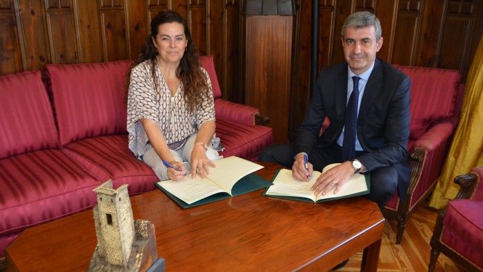 Imagen de Álvaro Gutiérrez con la presidenta de Unicef Castilla-La Mancha, Asunción Díaz del Río