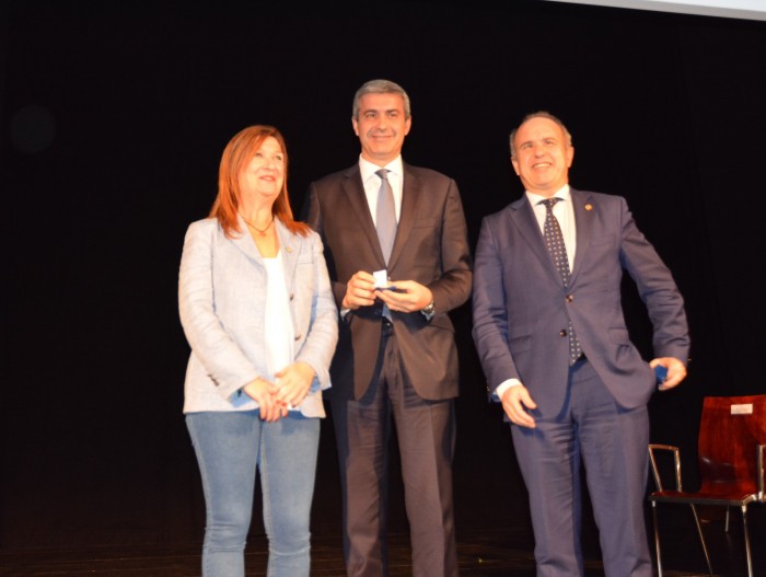 Imagen de Álvaro Gutiérrez recibe la Medalla de Oro concedida por la UNED a la Diputación de Toledo