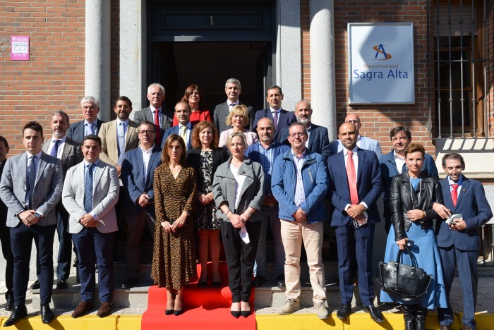 Imagen de Álvaro Gutiérrez con los alcaldes y alcaldesas de la Mancomunidad de la Sagra Alta en su nueva sede
