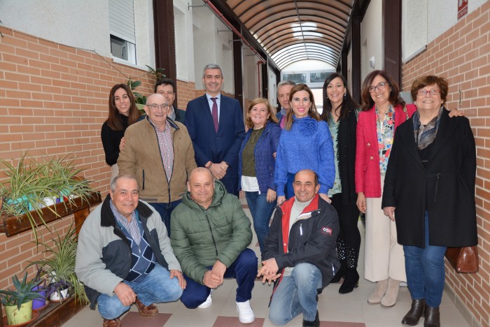 Álvaro Gutiérrez con responsables y familiares de Asodema Madridejos