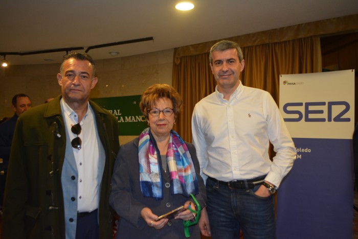 Álvaro Gutiérrez con la presidenta de la Hermandad de Donantes de Sangre de Toledo y Rafael Martín