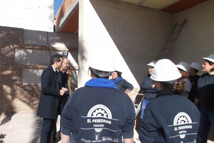 Imagen de Jaime David Corregidor charlando con las alumnas