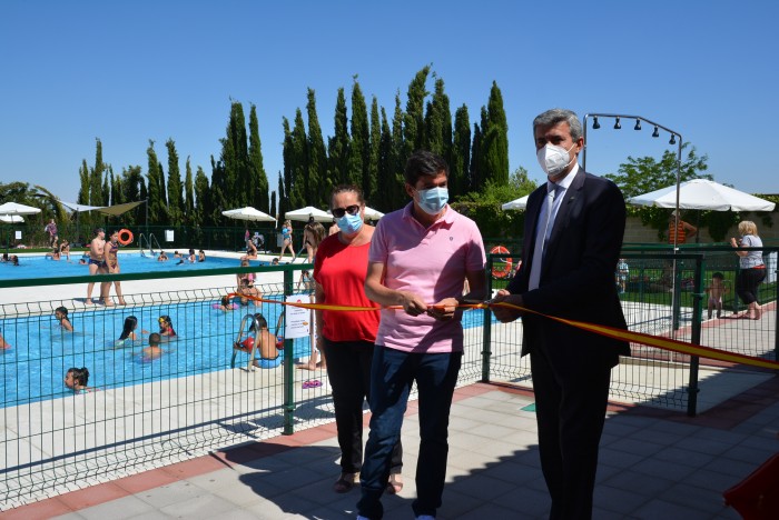 Álvaro Gutiérrez y Jesús Mayoral inauguran la remodelada piscina de Casarrubios del Monte