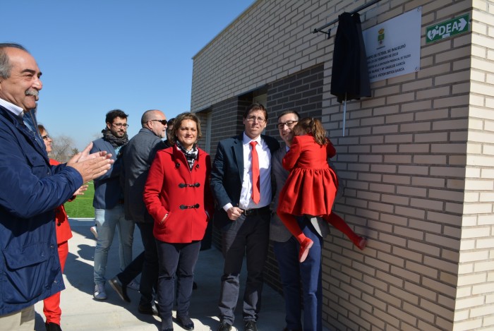 Imagen de Fernando Muñoz descubre la placa conmemorativa