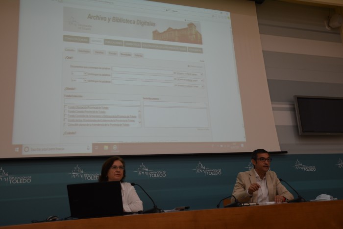 Fernando Muñoz y Flor Martín Payo explicando la nueva plataforma a los medios de comuncación