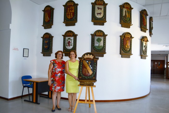 Imagen de Mariá Ángeles García entrega el escudo a María del Carmen Sánchez