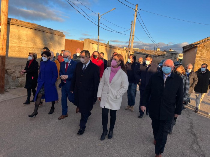 Imagen de María Jesús Pérez recorriendo el pueblo