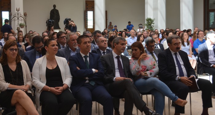 Imagen de Álvaro Gutiérrez en el acto de entrega de VII Premios excelencia y calidad de los servicios públicos