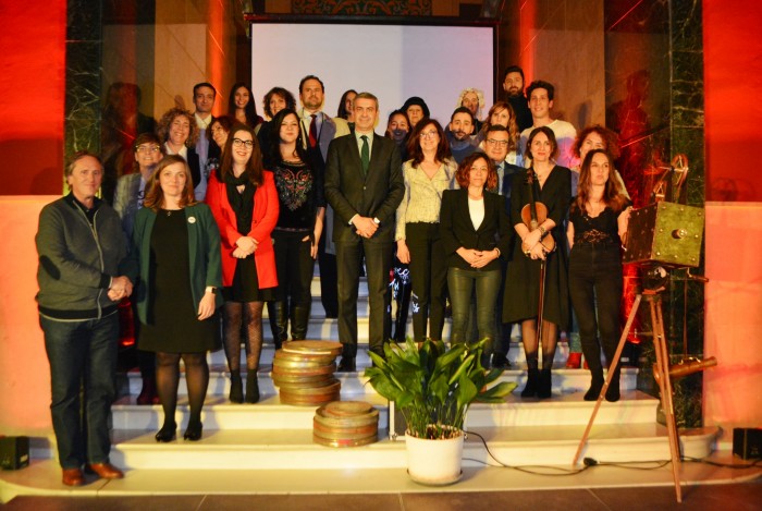 Imagen de Álvaro Gutiérrez con los actores y representantes políticos y municiaples
