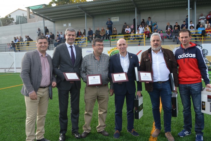 Álvaro Gutiérrez con la placa de reconocimiento por la colaboración de la Diputación de Toledo