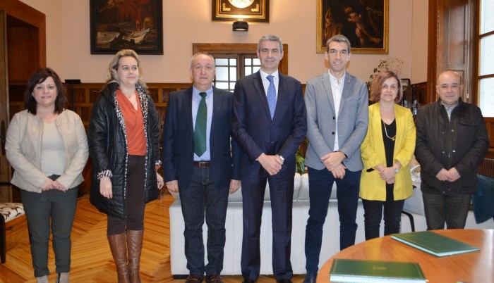 Imagen de Álvaro Gutérrez con los presidentes de los Grupos de Acción Local de la provincia de Toledo