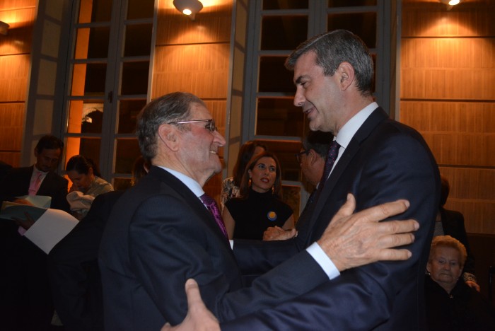 Álvaro Gutiérrez felicita a Andrés Gómez Mora que recogió el premio entregado a Oleotoledo