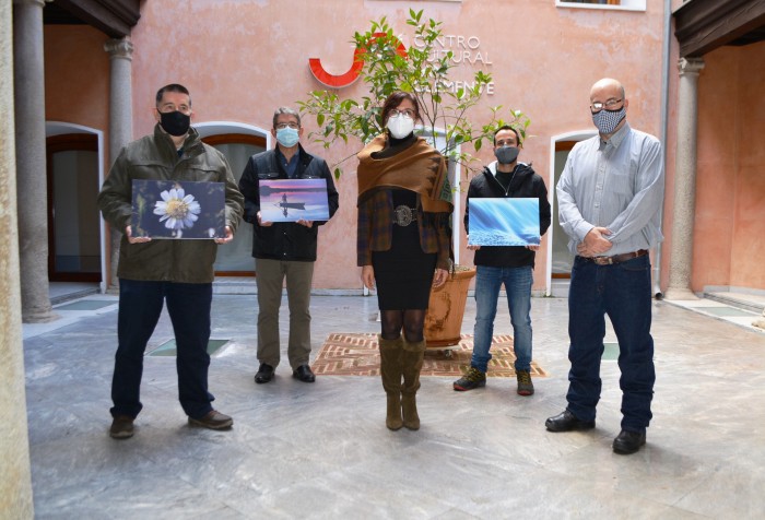 Ana Gómez con los ganadores del concurso de fotografía provincial