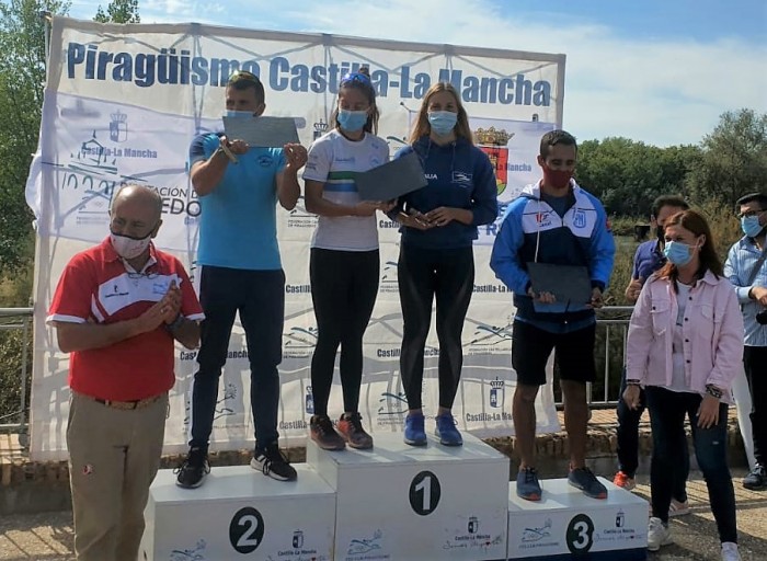 Junto a galardonados en los campeonatos de piragüismo