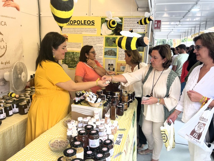 Imagen de La presidenta adquiere productos artesanos en la feria