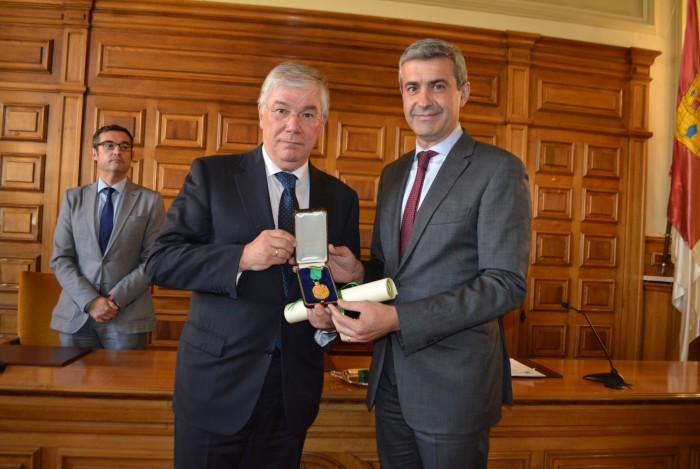 Imagen de Entrega medalla de oro y título de diputado provincial honorario