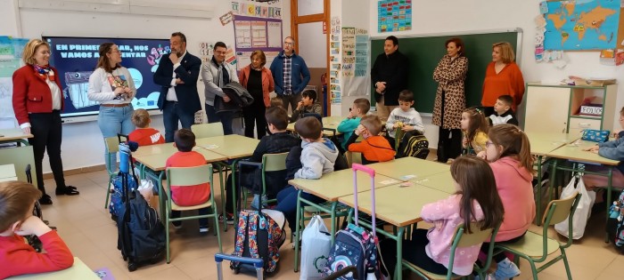 Imagen de Rafael Martín se dirige a los escolares de Carranque