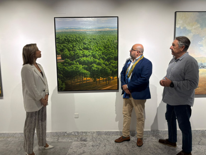 Tomás Arribas visitando la exposición