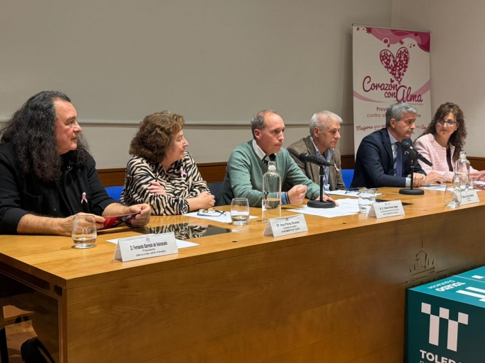 28112025 Inaugurada en San Clemente la exposición solidaria Corazones con alma 1