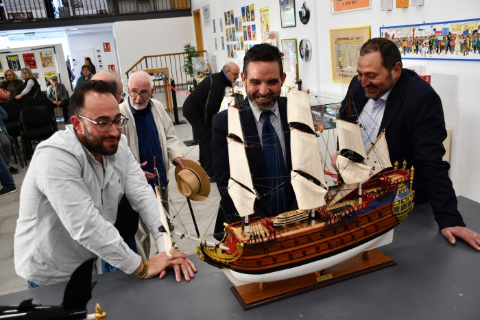 30042025 Romera visita la exposición Tintin en Pelahustán