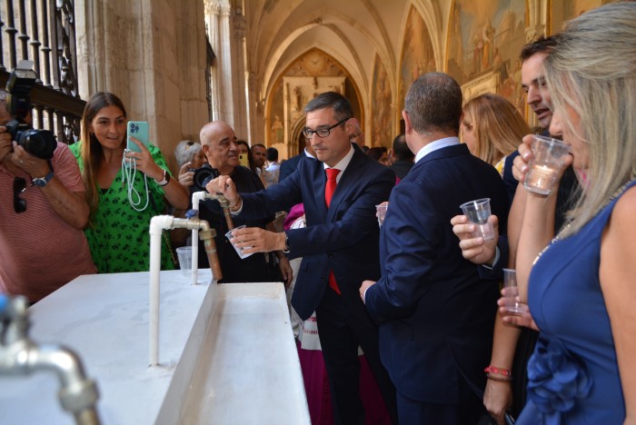 Imagen de Fernando Muñoz cogiendo agua de la Virgen