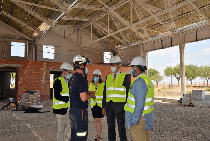 Imagen de Álvaro Gutiérrez en la visita a las obras del parque de bomberos de Villarrubia de Santiago