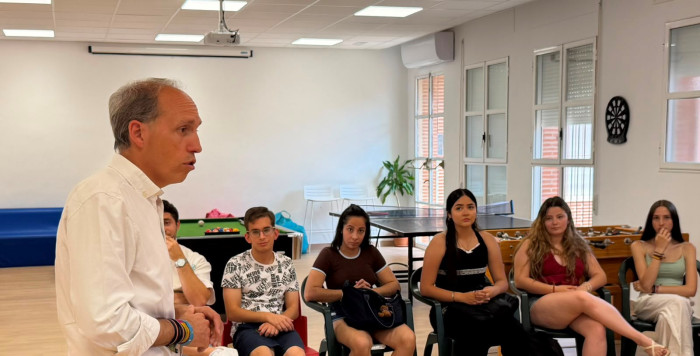 Daniel Arias con estudiantes