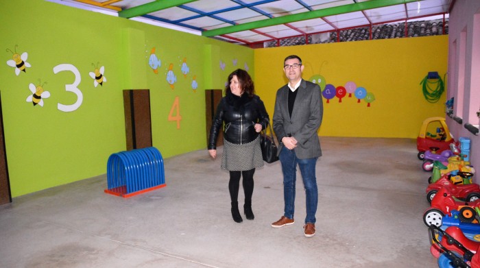 Imagen de Fernando Muñoz y Dolores Verdúguez en la escuela infantil municipal de Villanueva de Alcardete