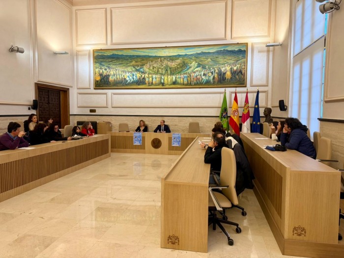 Daniel Arias informa a las familias beneficiadas con el programa