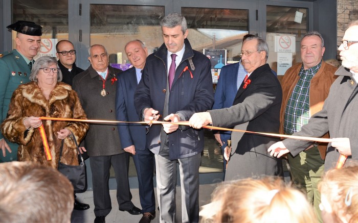 Imagen de Álvaro Gutiérrez inaugurando el nuevo edificio multiusos de Paredes de Escalona