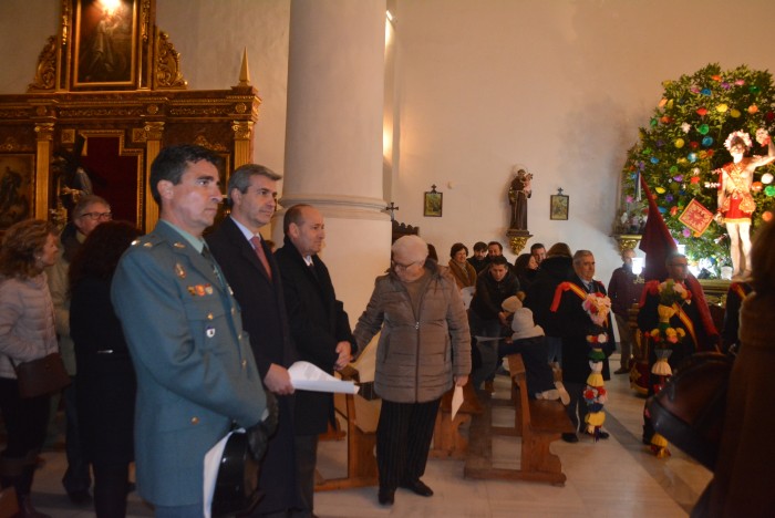 Álvaro Gutiérrez y Ángel de Vega tras la llegada de la imagen de San Sebastián a la iglesia