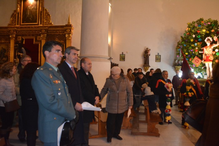 Imagen de Álvaro Gutiérrez y Ángel de Vega tras la llegada de la imagen de San Sebastián a la iglesia