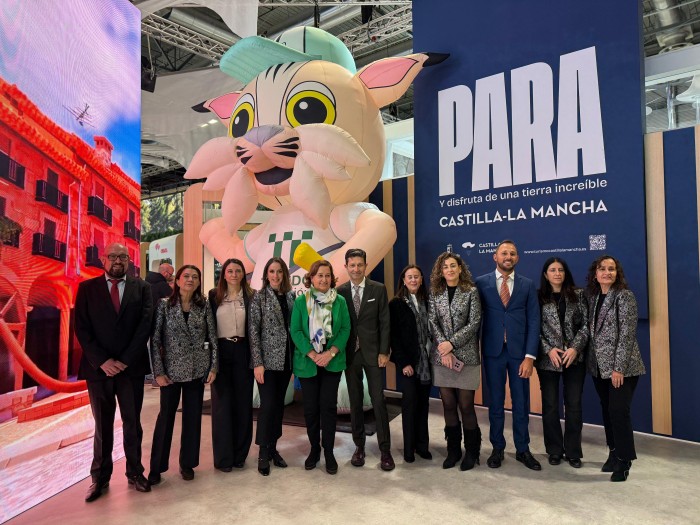 Imagen de  La presidenta con los técnicos de Turismo