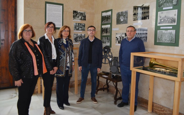 Fernando Muñoz y Ana Gómez con los trabajadores del archivo