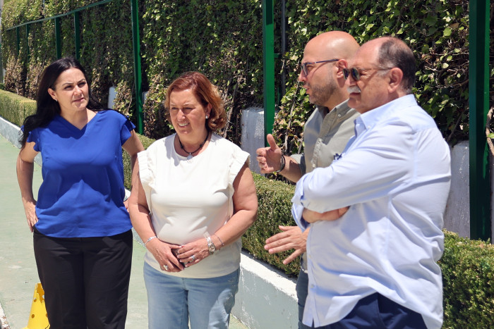 La presidenta de la Diputación en la piscina de Quintanar