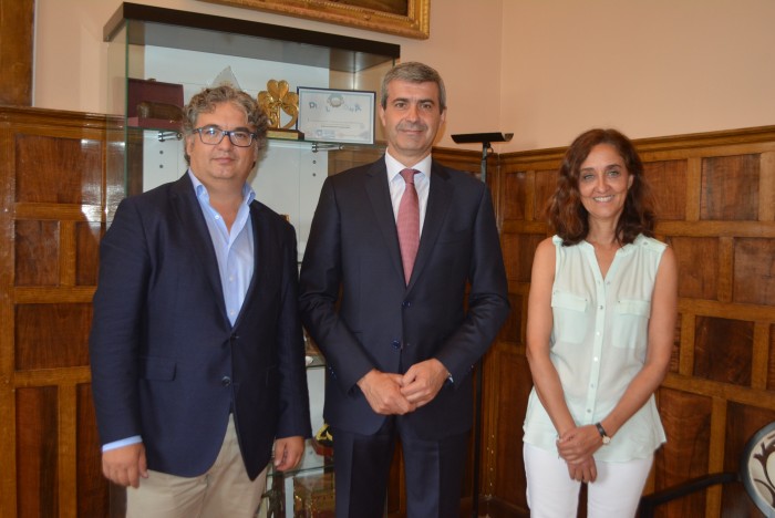 Imagen de Álvaro Gutiérrez y Flora Bellón con Santiago Ramos, presidente del Soliss Fútbol Sala Talavera