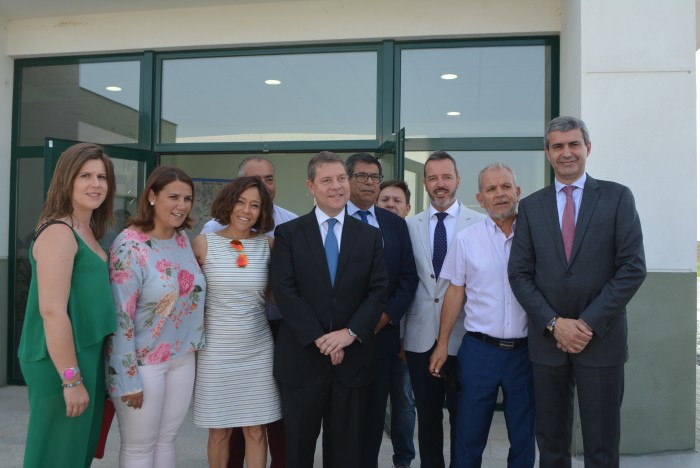 Imagen de Álvaro Gutiérrez con el presidente regional, la consejera y concejales y concejalas